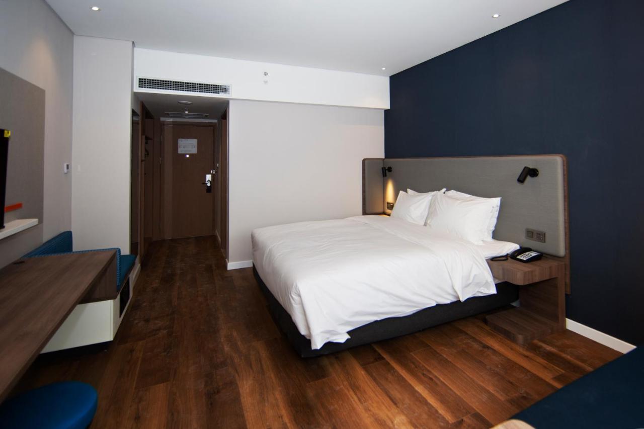 Holiday Inn Express Jinan Jingshi Road, An Ihg Hotel Exterior foto
